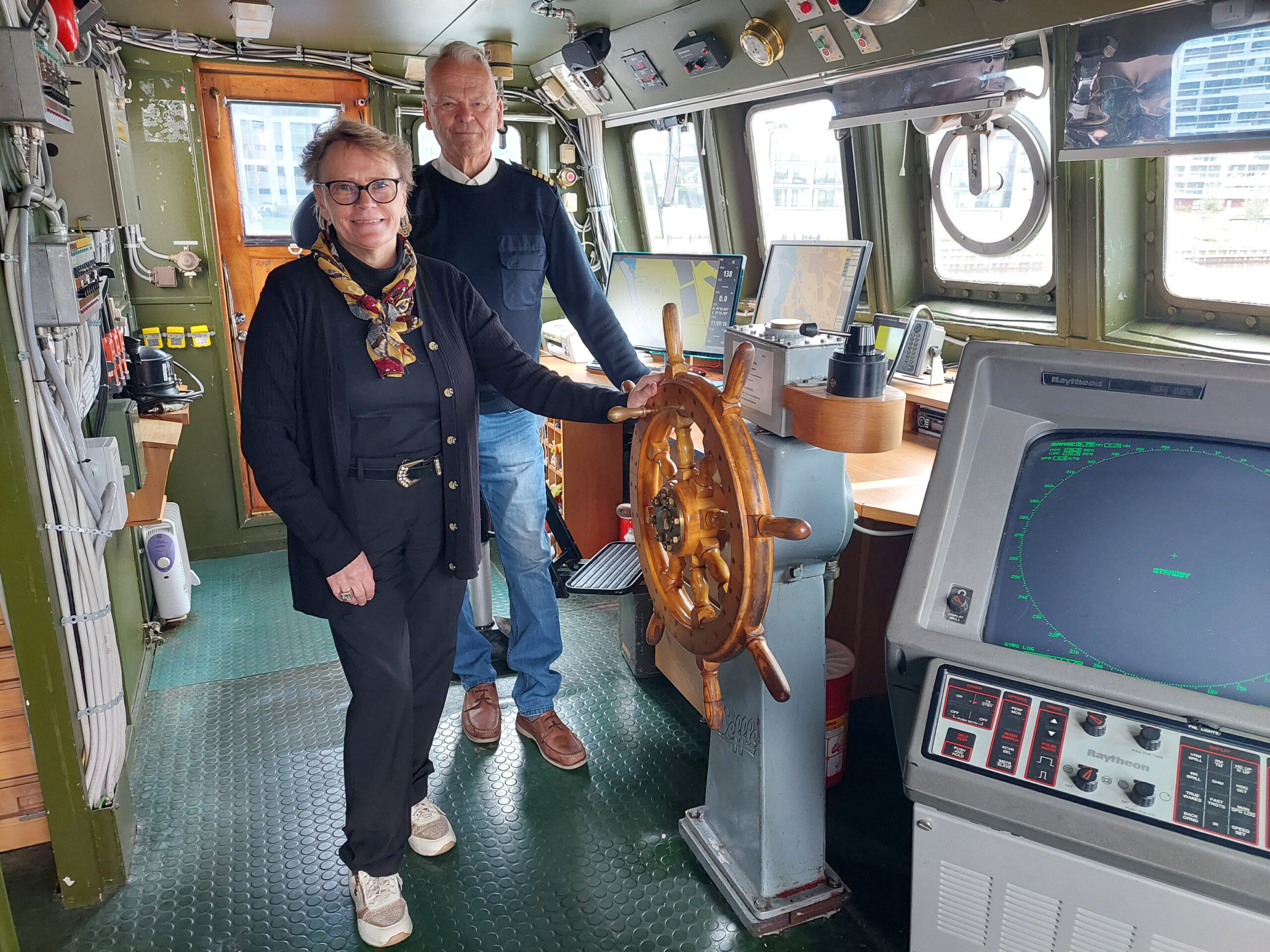 Riina Takala-Karppanen ja Kari Karp Oulu-laivan "brygällä".